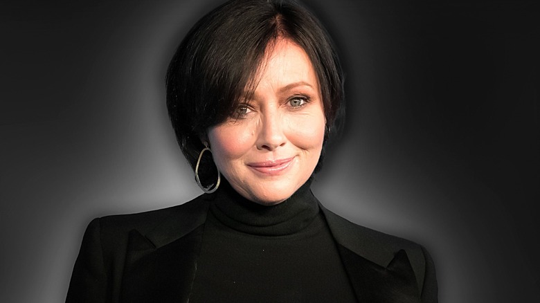 Shannen Doherty on grey background