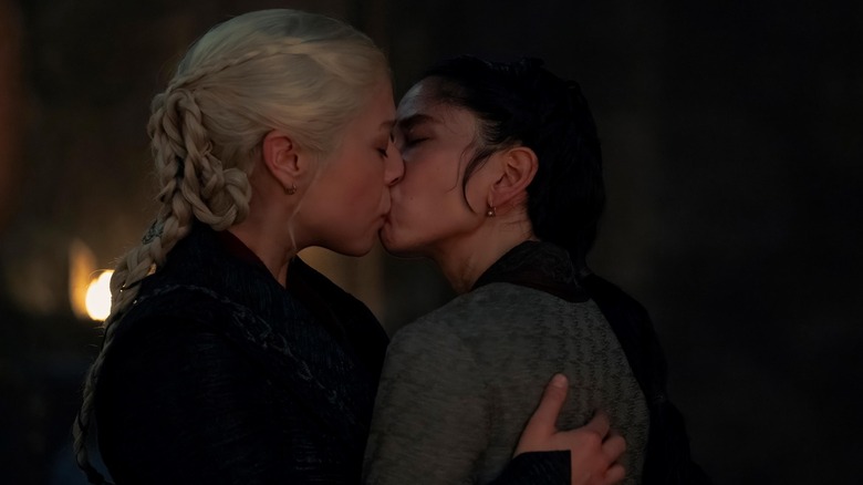 Rhaenyra and Mysaria kissing