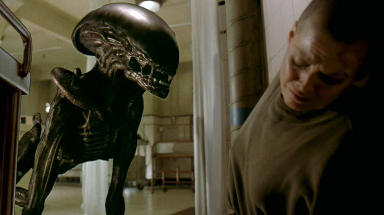 Runner Alien menaces Ellen Ripley in Alien 3